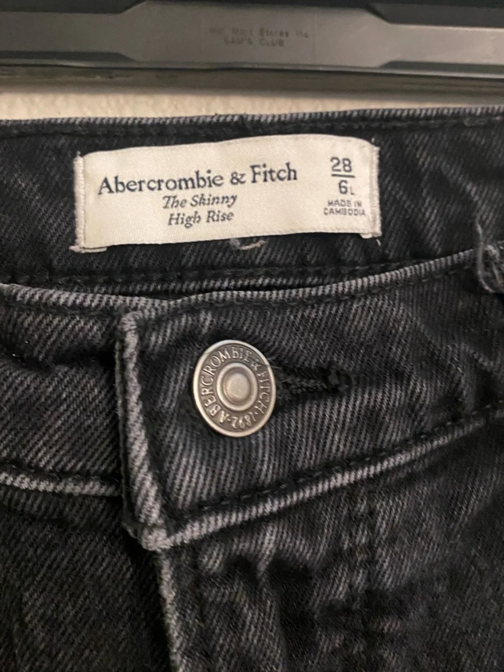 Abercrombie & Fitch Black High-Rise Distressed Jeans - Picture 6 of 9